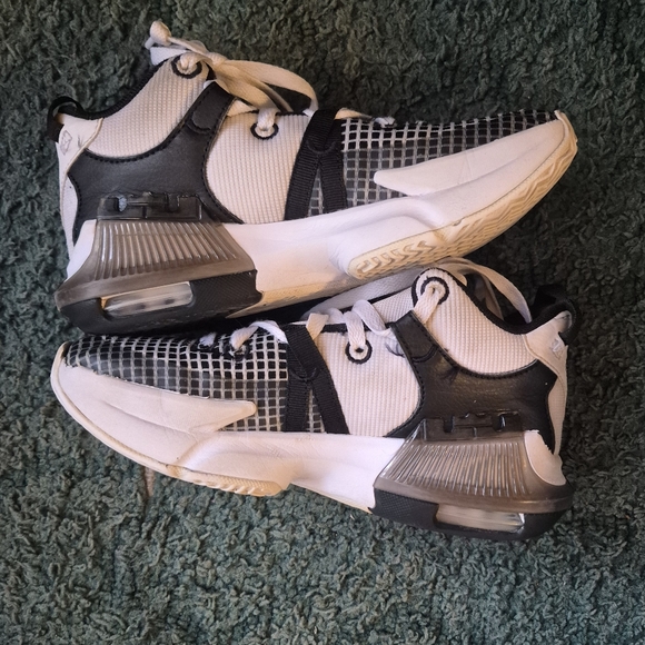 Nike LeBron Witness 7 Kids Basketball Sneakers Black White Size 4Y - Picture 10 of 16